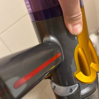 Dyson V12 El Tutma Bölümünde Çatlak Ve Performans Düşüşü Garantiden Değişim Talebi