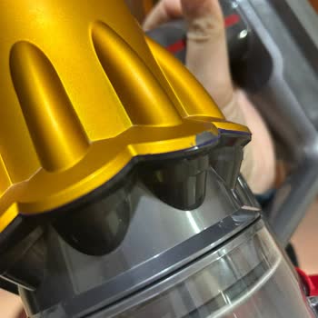 Dyson V12 El Tutma Bölümünde Çatlak Ve Performans Düşüşü Garantiden Değişim Talebi