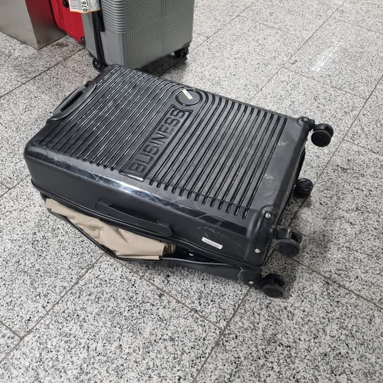 Ölmezler Deri & Çanta Söz Verilen Değişim Gerçekleşmedi: Defolu Valizde Fermuar Sorunu