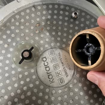 Karaca Ürünün Sapı Aniden Koptu Ve Kopan Bölgenin Ufalanmaya Başladı