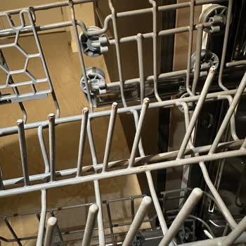 Teka Bulaşık Makinesinin Sepetleri Paslandı Ve Çatal Bıçaklarım Lekelendi