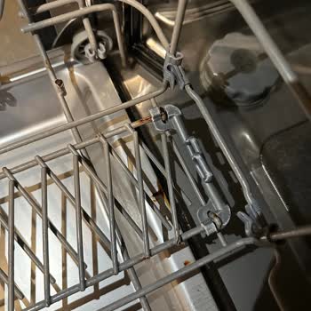 Teka Bulaşık Makinesinin Sepetleri Paslandı Ve Çatal Bıçaklarım Lekelendi