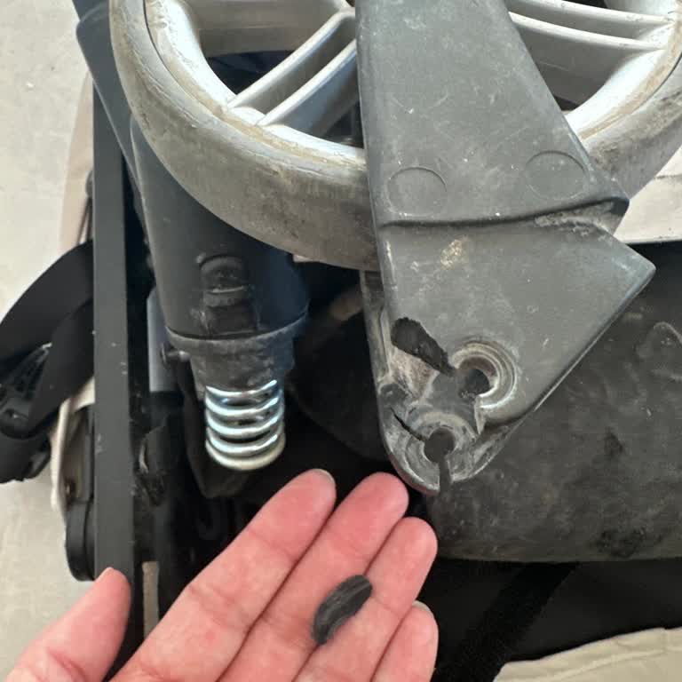 İnglesina Az Kullanımda Kırılan Bebek Arabası Ön Tekerleği Ücretsiz Değişim Talebi