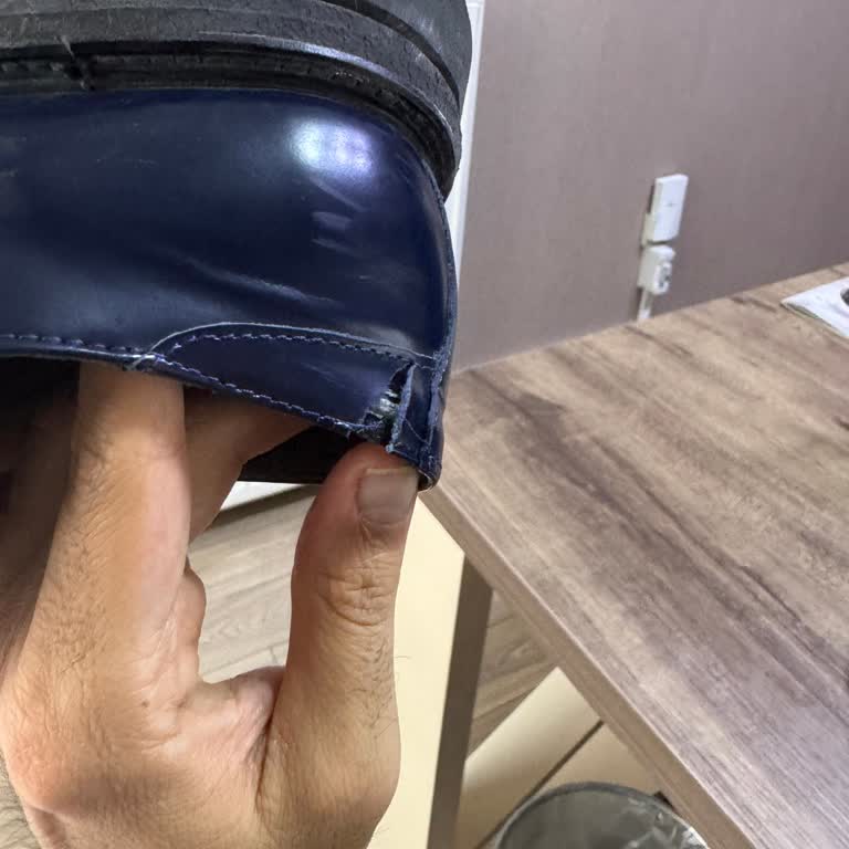 Garanti Kapsamındaki Ayakkabının Dikişi Yırtıldı, Cevapta Hiç Yardım Yok