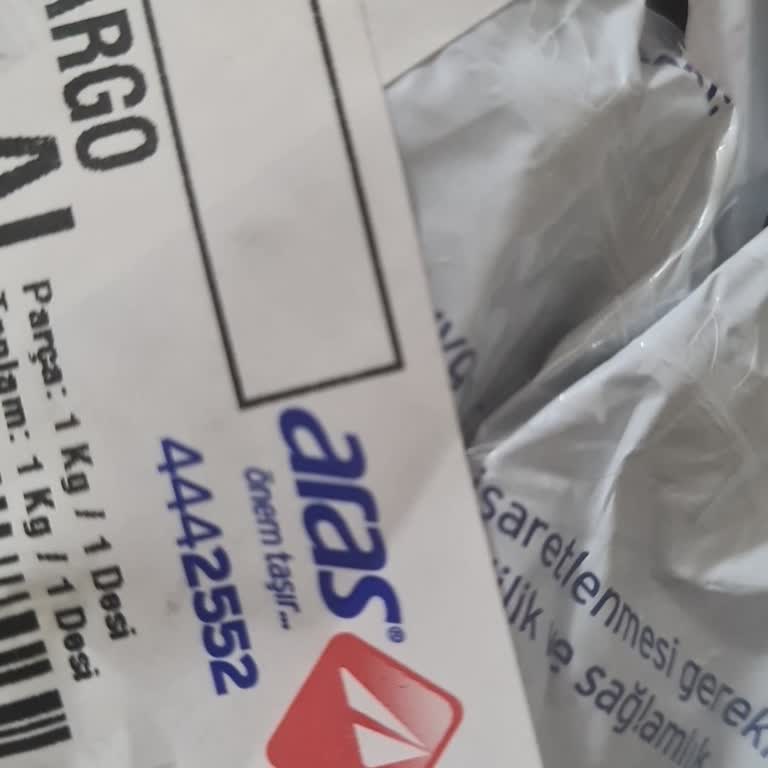 Aras Kargo Kuryenin Zile Basmadan Kapıya Bırakması Teslimat Güvenliğini Tehdit Ediyor