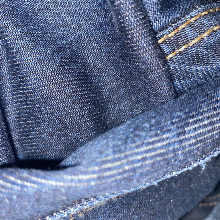 Renk Atan Pantolon Ve Mağazadaki İlgisiz Yaklaşım