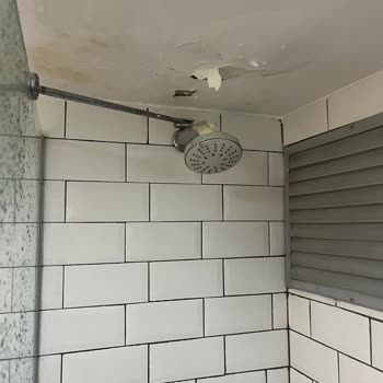 Palm City Otel | Akhisar Otelinde Kirli Banyo Ve Umursamaz Personel