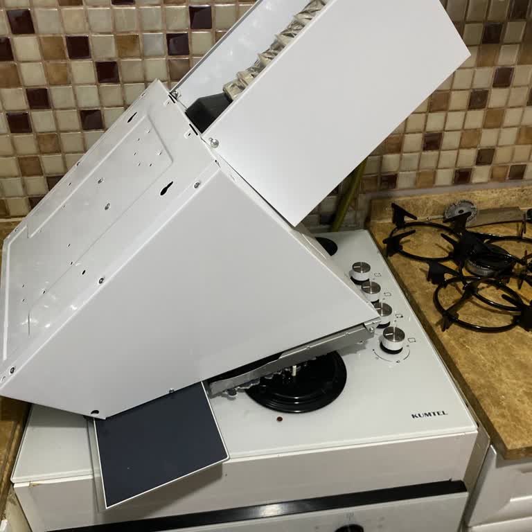 Kumtel Yetkili Servis Montajı Sonrası Davlumbaz Güvensiz Şekilde Düşüp Camı Kırdı