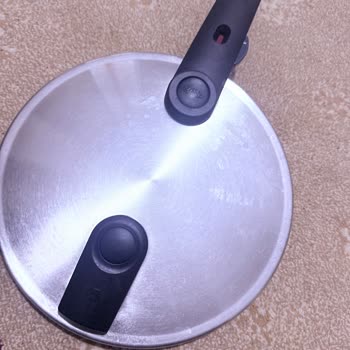 Yeni Alınan Ayıplı Düdüklü Tencere: Pas Ve Lekeler