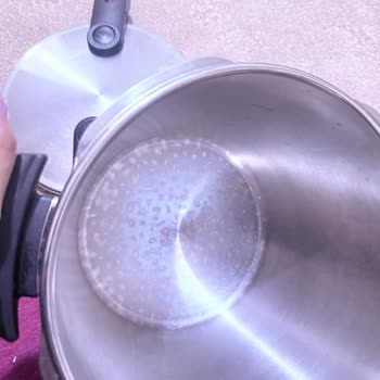 Yeni Alınan Ayıplı Düdüklü Tencere: Pas Ve Lekeler