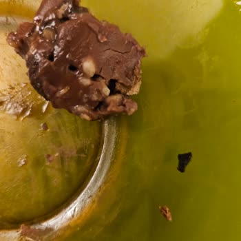 Milka Çikolatalı Fındık Keki'nde Sert Kabuk Parçası Dişimi Kırdı