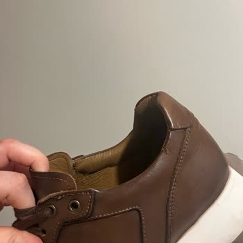 Deri Ayakkabılarda Hızlı Bilek Yırtılması Ve Mağazanın Kullanıcıyı Suçlaması