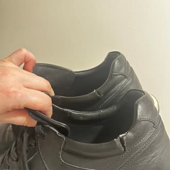 Deri Ayakkabılarda Hızlı Bilek Yırtılması Ve Mağazanın Kullanıcıyı Suçlaması