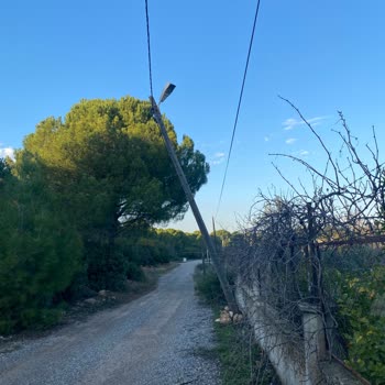 Akdeniz Elektrik Dağıtım Kırık Aydınlatma Direği Onarılmıyor!