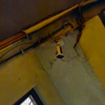 Superonline Bina Girişindeki Kablolar Dağınık Bırakıldı, Acil Düzeltme Talebi