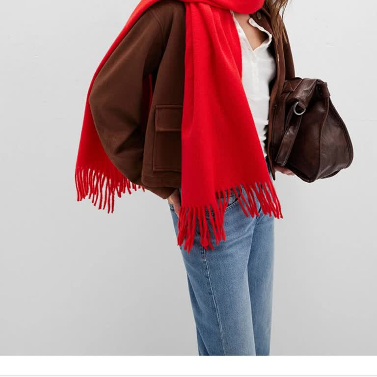 Stokta Olmayan Mavi Atkı İçin Manken Üzerinden Satış İsteği Reddedildi