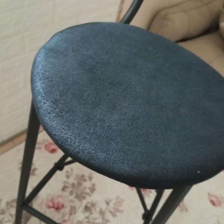 Bar Sandalyesi İlk Oturmayla Çatladı, Şirket Geri Dönüş Yapmadı