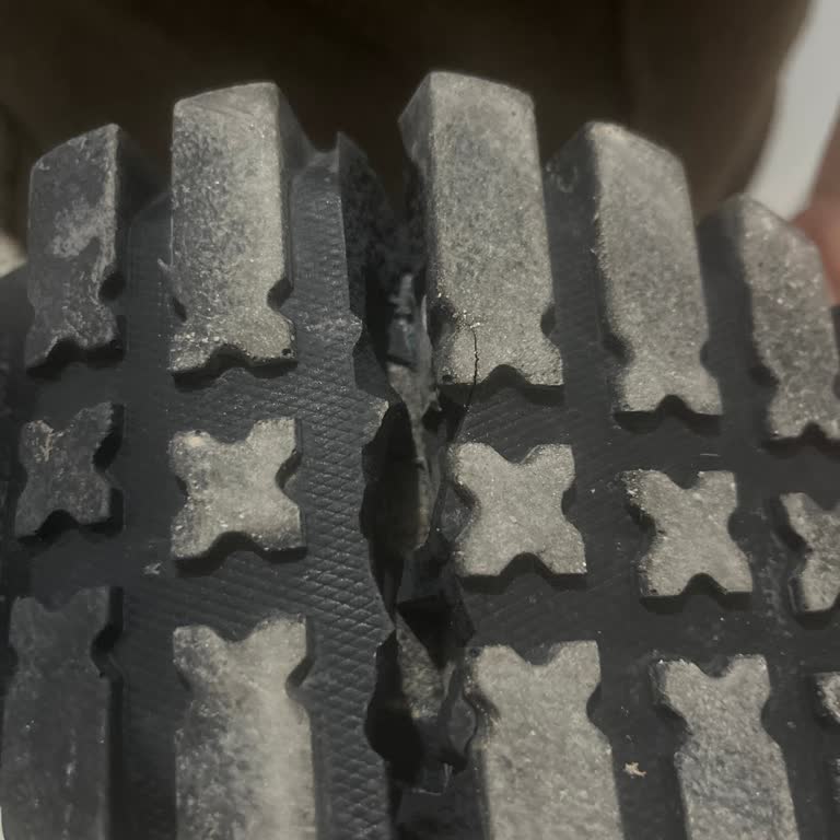 Yeşil Kundura Garantili Botumun Tabanı Kırıldı, Müşteri Hizmetleri Cevapsız