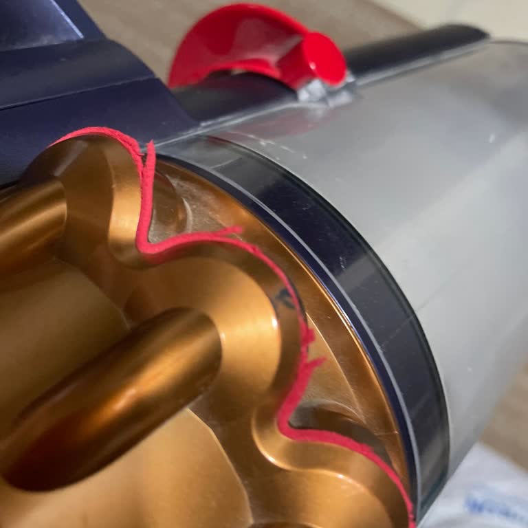 Dyson Gen5detect Süpürgede Plastik Soyulması Ve Aparat Çözülmesi