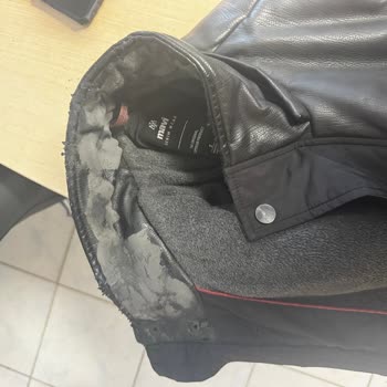 Mavi Montumdaki Yakalar Ve Kumaşın Soyulması Nedeniyle Ürün Değişimi Talebi