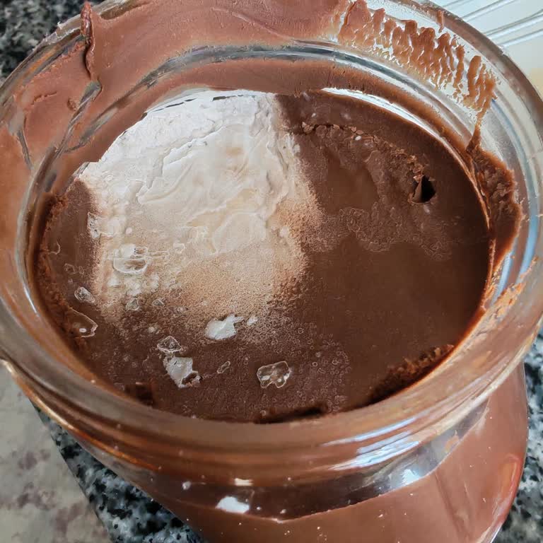 Açılan Nutella Kavanozunda Beyaz Elastik Tabaka Görülmesi Ve Sağlık Endişesi