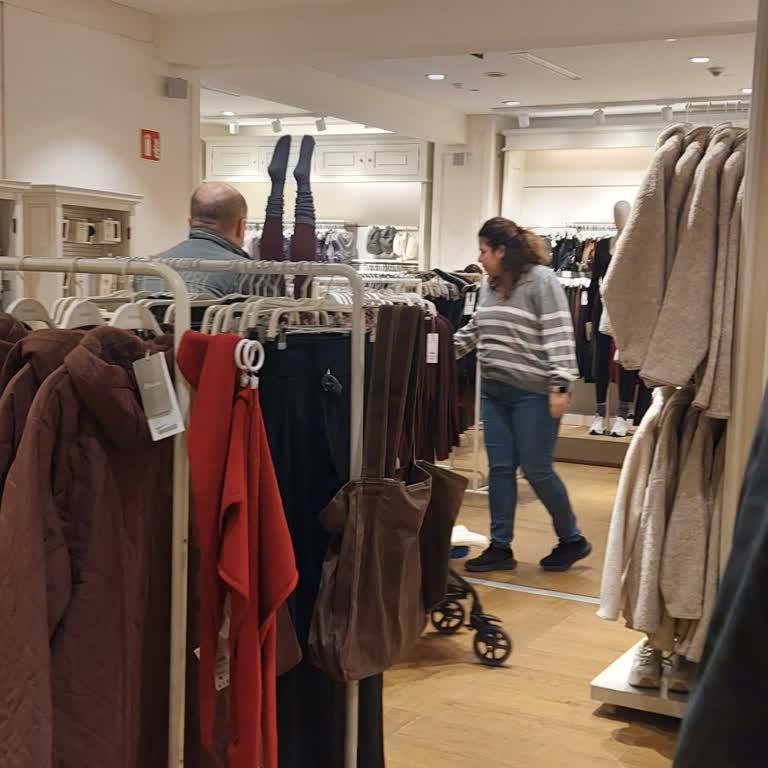 Mağaza Görevlisinin Asık Suratlı Tutumu Müşteriyi Çıkmaya Zorladı