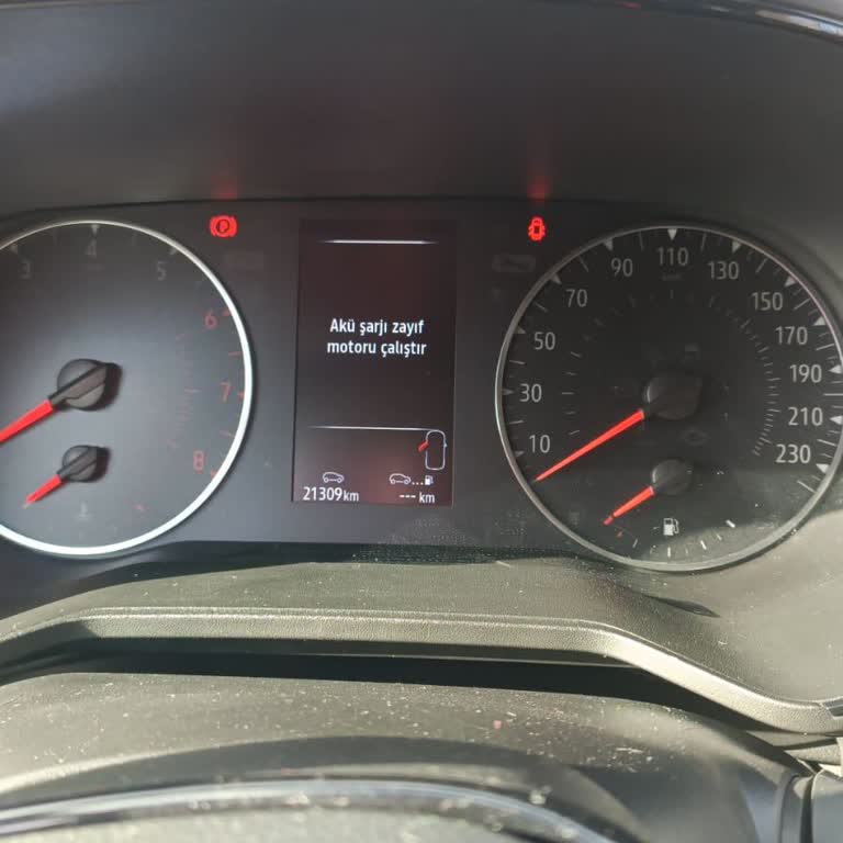 Renault Clio’da Akü Şarj Hatası Tekrarlıyor Ve Ücretsiz Onarım Talebi
