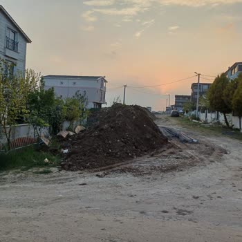 Yeniçiftlik Mahallesinde Bozuk Yol Ve Çamur Sorunu İçin Acil Asfalt Talebi