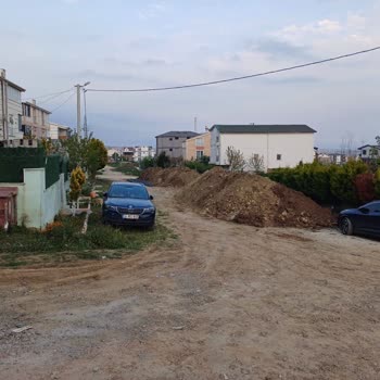 Yeniçiftlik Mahallesinde Bozuk Yol Ve Çamur Sorunu İçin Acil Asfalt Talebi