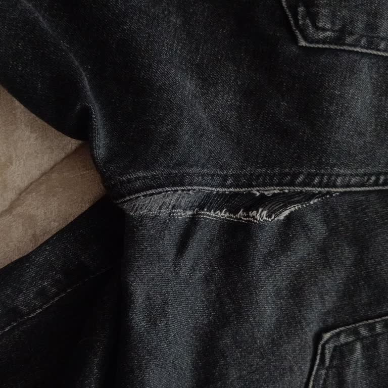 Kısa Sürede Yırtılan Pantolon Ve Mağaza Personelinin Saygısız Tutumu