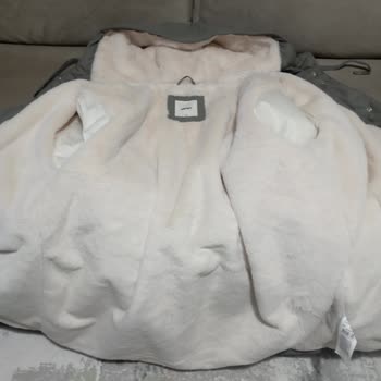 Koton Kaşın Kabanı Üç Giyişte Etek Çekilerek Kullanılamaz Hale Geldi