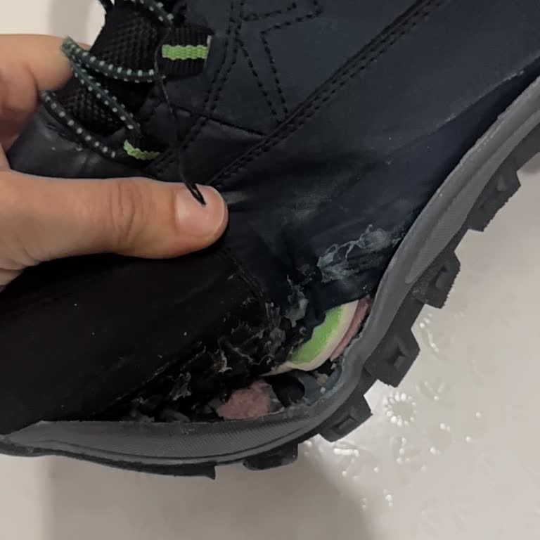 Kısa Sürede Su Geçiren Ve Tabanı Ayrılan Çocuk Botu İçin İade Talebi