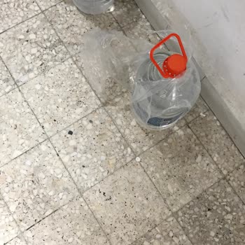 Yemeksepeti Market Kuryenin Dikkatsiz Teslimatıyla Damacana Şişeler Devrildi Ve Poşetler Patladı!
