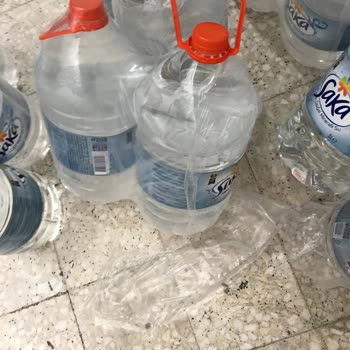 Yemeksepeti Market Kuryenin Dikkatsiz Teslimatıyla Damacana Şişeler Devrildi Ve Poşetler Patladı!