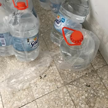 Yemeksepeti Market Kuryenin Dikkatsiz Teslimatıyla Damacana Şişeler Devrildi Ve Poşetler Patladı!