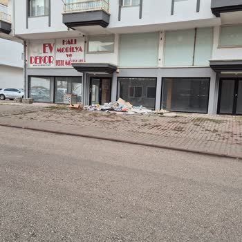 Mimar Sinan Caddesi'nde Karton Çöpler Birikiyor, Acil Temizlik Gerekiyor