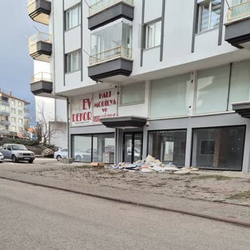 Mimar Sinan Caddesi'nde Karton Çöpler Birikiyor, Acil Temizlik Gerekiyor