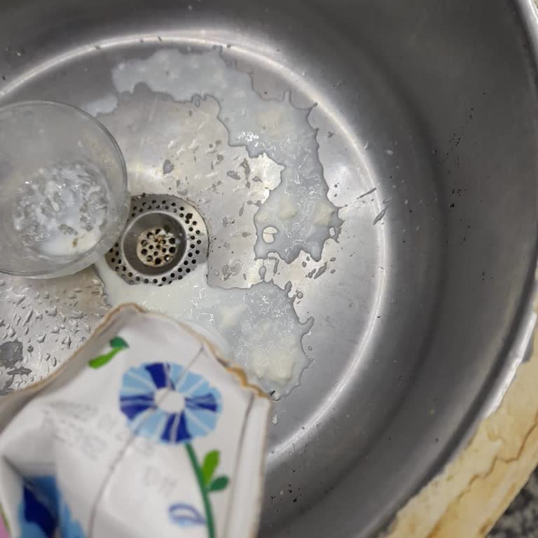 A101 Kapıda Bozuk Süt Ve İade Reddi