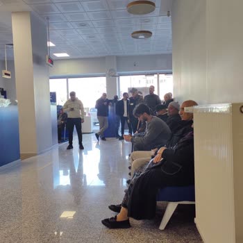 İş Bankası Şubesinde Uzun Bekleme Süresi Ve İlgisiz Personel