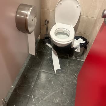 Lavaboların Hijyen Eksikliği Airport AVM’de Acil Düzeltme Gerekiyor