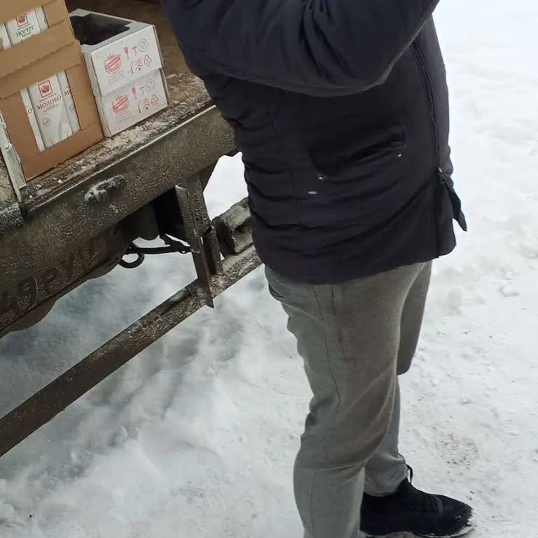 Агрессивное и оскорбительное поведение водителя поставщика у магазина Ермолино в Товарково