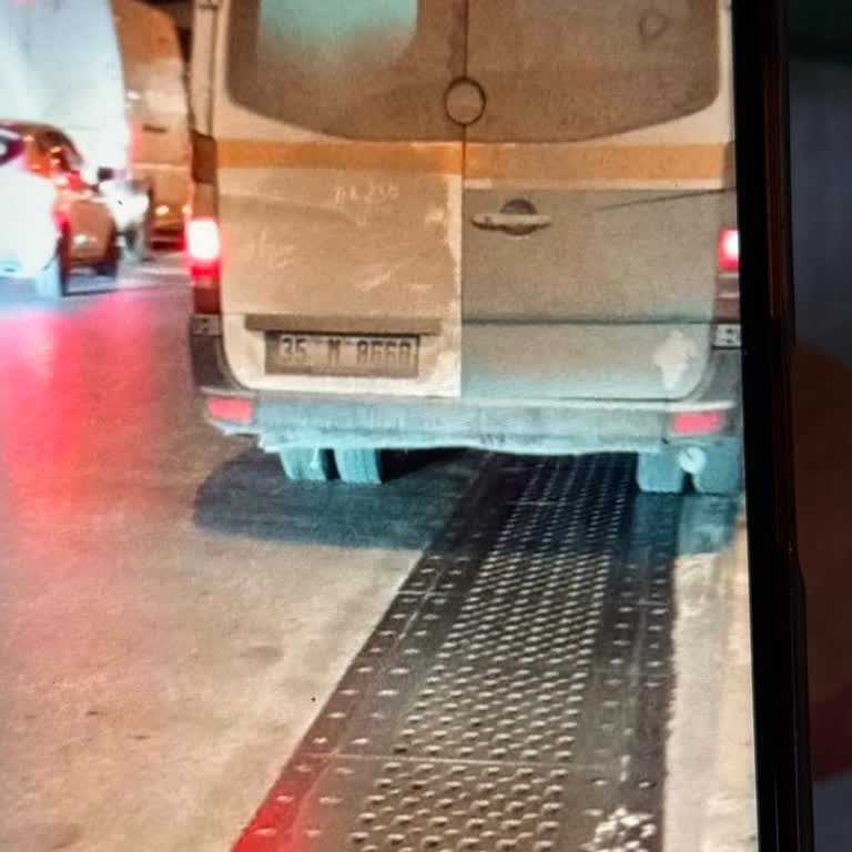 Dolmuş Şoförünün Saygısız Ve Tehlikeli Davranışı