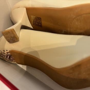 Topukları Kısa Sürede Kırılan Ayakkabının Değişimini Talep Ediyorum