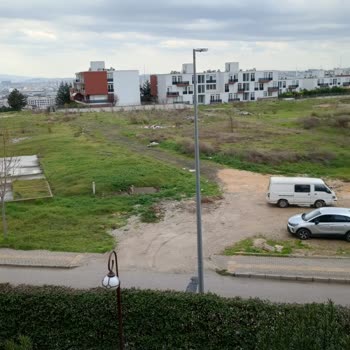 Kaldırım Bozukluğu Ve Çöp Dağı Sorunu Murat Hüdavendigar Okulu Karşısında Çözülmeli