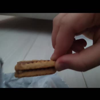 Eti Sütlü Bisküvilerde Üretim Hatası Ve Yapışık Parçalar