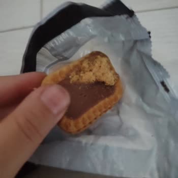 Eti Sütlü Bisküvilerde Üretim Hatası Ve Yapışık Parçalar