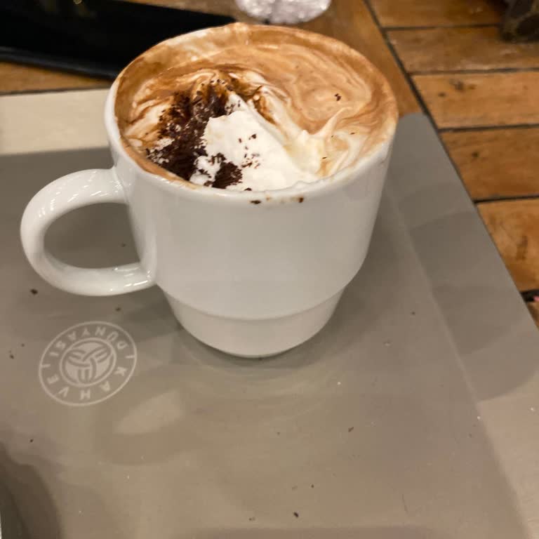 Kahve Dünyası'nda Sıcak Çikolata Üzerinde Marshmallow Ve Zencefilli Kurabiye Yok, İçim Acı