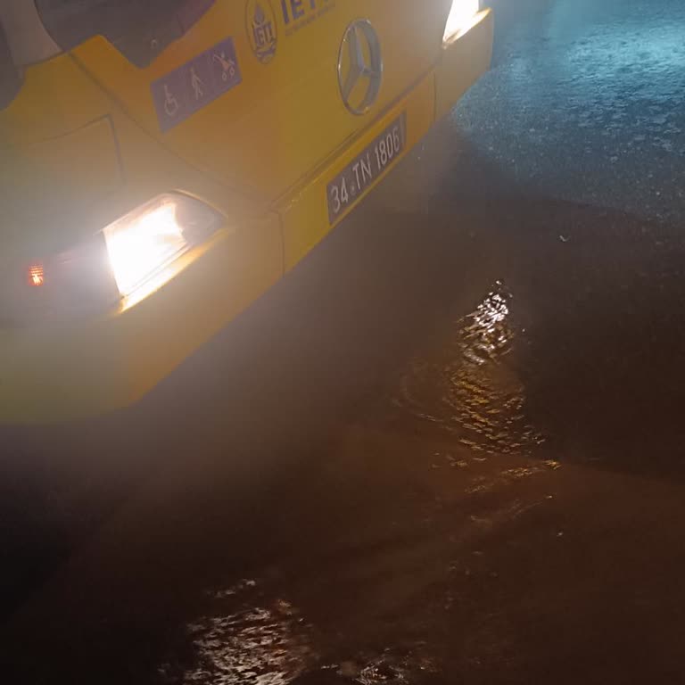 Şoför Kapıyı Açmadı Ve Kaba Davranış Sergiledi, Yolcular Yağmurda Sırılsıklam