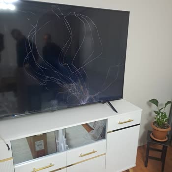 Kırık TV Teslim Edildi, Teknosa Çözüm Sunmuyor