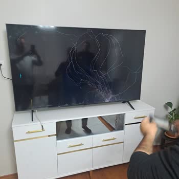 Kırık TV Teslim Edildi, Teknosa Çözüm Sunmuyor